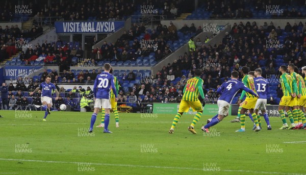 280120 - Cardiff City v West Bromwich Albion, Sky Bet Championship - Lee Tomlin of Cardiff City score goal from a free kick