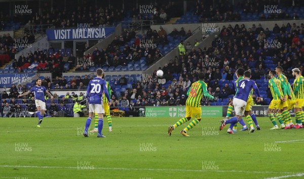 280120 - Cardiff City v West Bromwich Albion, Sky Bet Championship - Lee Tomlin of Cardiff City score goal from a free kick