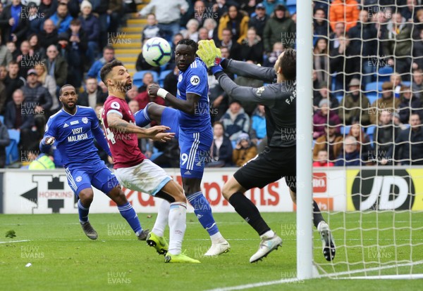 090319 - Cardiff City v West Ham United, Premier League - Oumar Niasse of Cardiff City looks on as his attempt at goal is saved by West Ham United goalkeeper Lukasz Fabianski