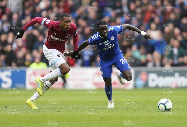 090319 - Cardiff City v West Ham United, Premier League - Oumar Niasse of Cardiff City holds off Issa Diop of West Ham United