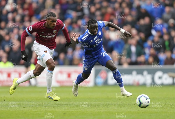 090319 - Cardiff City v West Ham United, Premier League - Oumar Niasse of Cardiff City holds off Issa Diop of West Ham United
