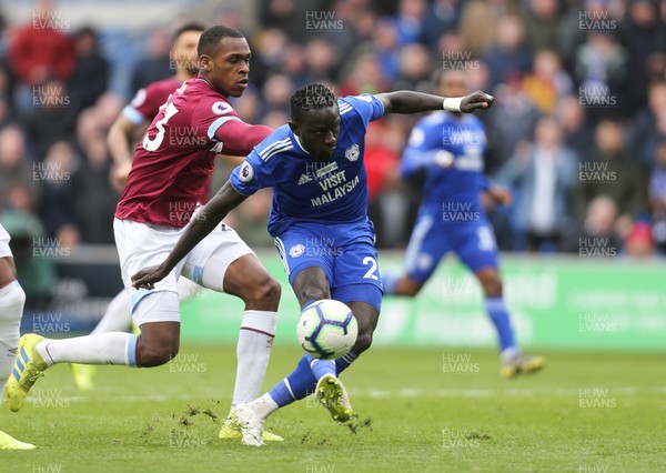 090319 - Cardiff City v West Ham United, Premier League - Oumar Niasse of Cardiff City takes tries to get a shot at goal