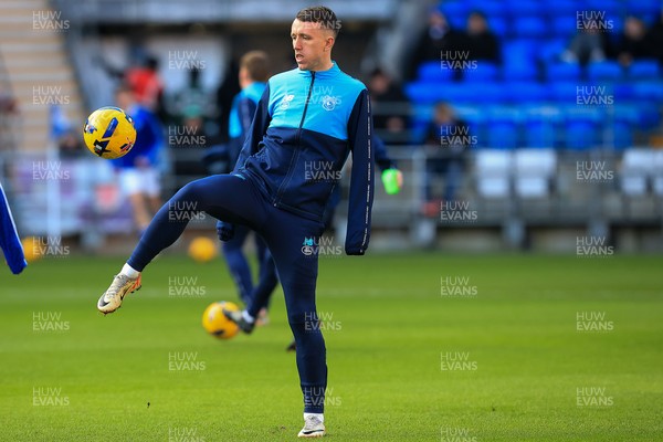 040126 - Cardiff City v Wigan Athletic - Sky Bet League 1 - David Turnbull of Cardiff City warming up before game