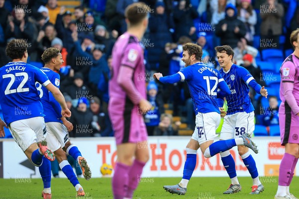 040126 - Cardiff City v Wigan Athletic - Sky Bet League 1 - Calum Chambers of Cardiff City celebrates after scoring