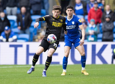 140123 - Cardiff City v Wigan Athletic, EFL Sky Bet Championship - Callum Lang of Wigan Athletic and Callum O'Dowda of Cardiff City compete for the ball