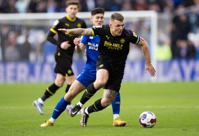 140123 - Cardiff City v Wigan Athletic, EFL Sky Bet Championship - Max Power of Wigan Athletic holds off Callum O'Dowda of Cardiff City