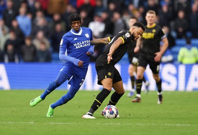 140123 - Cardiff City v Wigan Athletic, EFL Sky Bet Championship - Jaden Philogene of Cardiff City and Jordan Cousins of Wigan Athletic compete for the ball