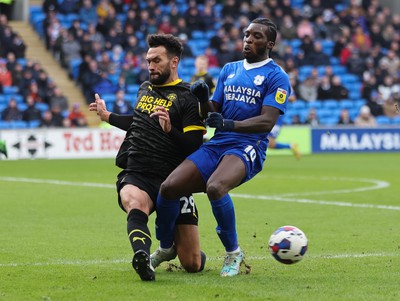 140123 - Cardiff City v Wigan Athletic, EFL Sky Bet Championship - Sheyi Ojo of Cardiff City is challenged by Steven Caulker of Wigan Athletic