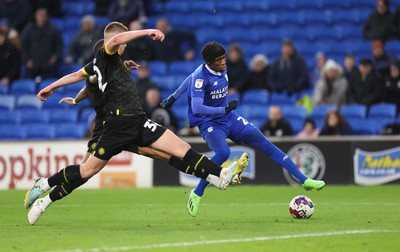 140123 - Cardiff City v Wigan Athletic, EFL Sky Bet Championship - Jaden Philogene of Cardiff City stretches the Wigan defence