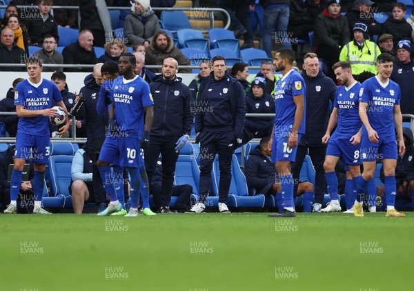 140123 - Cardiff City v Wigan Athletic, EFL Sky Bet Championship - Cardiff City manager Mark Hudson with his players during a break in play