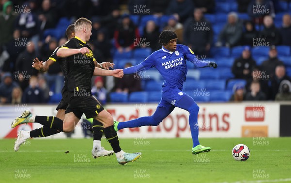 140123 - Cardiff City v Wigan Athletic, EFL Sky Bet Championship - Jaden Philogene of Cardiff City stretches the Wigan defence