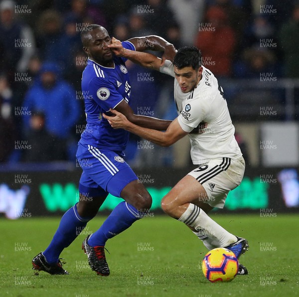 301118 - Cardiff City v Wolverhampton Wanderers - Premier League - Raul Jimenez of Wolves is challenged by Souleymane Bamba of Cardiff City