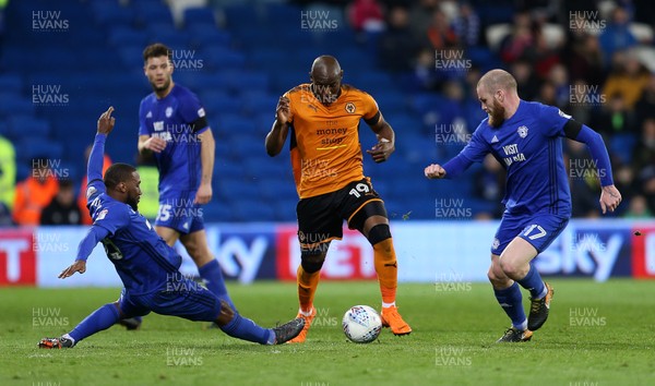 060418 - Cardiff City v Wolverhampton Wanderers - SkyBet Championship - Benik Afobe of Wolves is challenged by Junior Hoilett and Aron Gunnarsson of Cardiff City