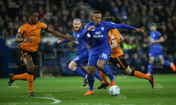 060418 - Cardiff City v Wolverhampton Wanderers, Sky Bet Championship - Kenneth Zohore of Cardiff City tests the Wolves defence