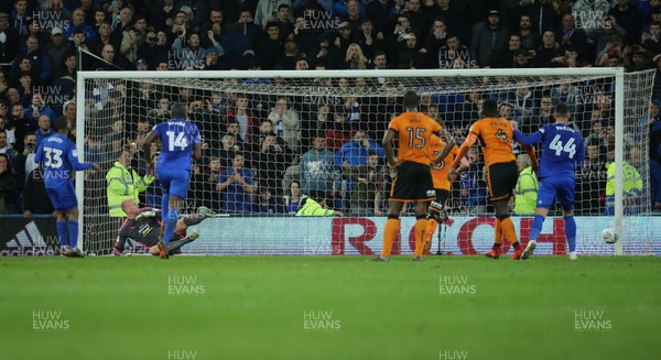 060418 - Cardiff City v Wolverhampton Wanderers, Sky Bet Championship - Wolves goalkeeper John Ruddy is beaten by the penalty from Junior Hoilett of Cardiff City but the ball stakes the post