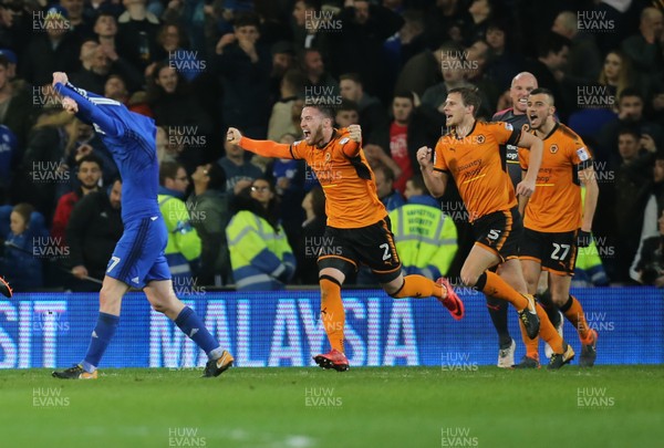 060418 - Cardiff City v Wolverhampton Wanderers, Sky Bet Championship - Wolves players celebrate at the end of the match