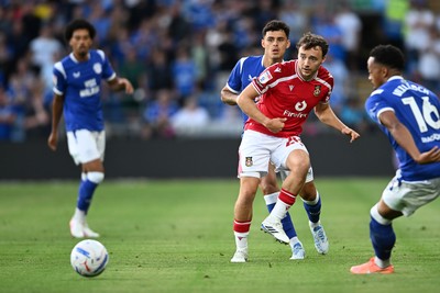 170826 - Cardiff City v Wrexham - Sky Bet Championship - Zak Vyner of Wrexham is challenged by Alex Robertson of Cardiff City
