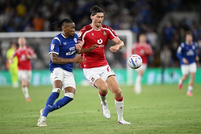 170826 - Cardiff City v Wrexham - Sky Bet Championship - Gabriel Osho of Cardiff City is challenged by Kieffer Moore of Wrexham