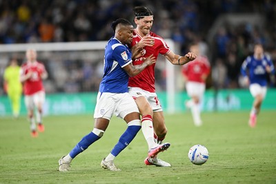 170826 - Cardiff City v Wrexham - Sky Bet Championship - Gabriel Osho of Cardiff City is challenged by Kieffer Moore of Wrexham