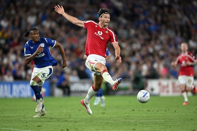 170826 - Cardiff City v Wrexham - Sky Bet Championship - Kieffer Moore of Wrexham is challenged by Gabriel Osho of Cardiff City