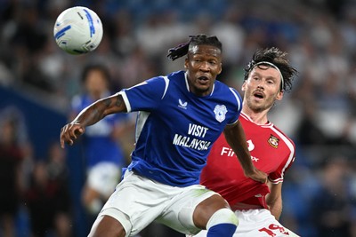 170826 - Cardiff City v Wrexham - Sky Bet Championship - Kieffer Moore of Wrexham is challenged by Gabriel Osho of Cardiff City