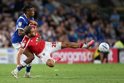 170826 - Cardiff City v Wrexham - Sky Bet Championship - Gabriel Osho of Cardiff City is challenged by Sam Smith of Wrexham