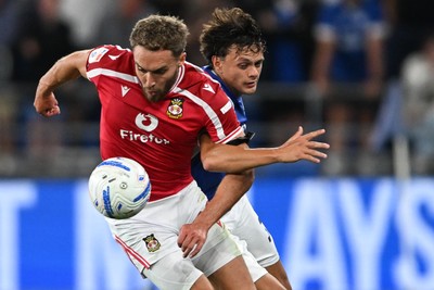170826 - Cardiff City v Wrexham - Sky Bet Championship - Sam Smith of Wrexham is challenged by Perry NG of Cardiff City