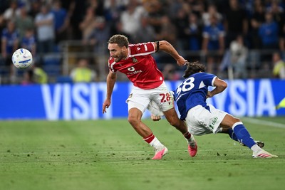 170826 - Cardiff City v Wrexham - Sky Bet Championship - Sam Smith of Wrexham is challenged by Perry NG of Cardiff City