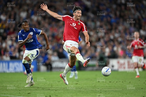 170826 - Cardiff City v Wrexham - Sky Bet Championship - Kieffer Moore of Wrexham is challenged by Gabriel Osho of Cardiff City