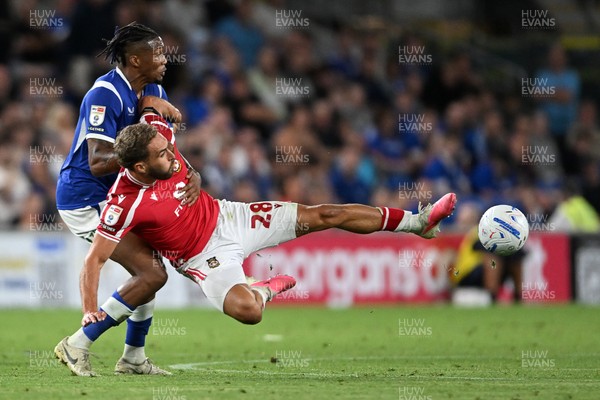 170826 - Cardiff City v Wrexham - Sky Bet Championship - Gabriel Osho of Cardiff City is challenged by Sam Smith of Wrexham