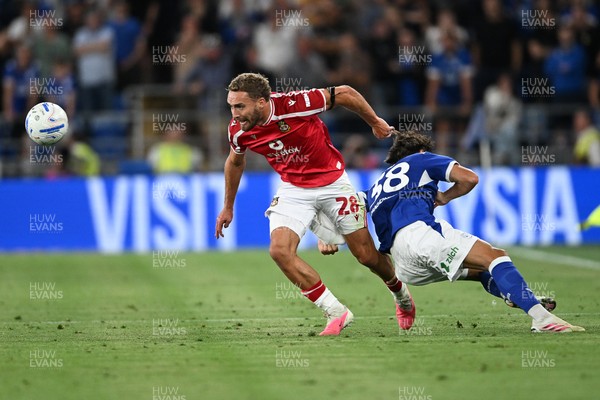 170826 - Cardiff City v Wrexham - Sky Bet Championship - Sam Smith of Wrexham is challenged by Perry NG of Cardiff City
