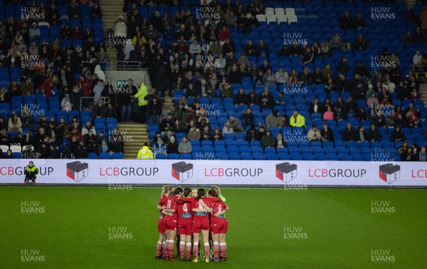 161122 - Cardiff City Women v Abergavenny Women - Abergavenny Women huddle up ahead of the start of the match