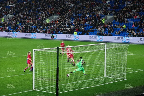 161122 - Cardiff City Women v Abergavenny Women - Cardiff City Women’s Rhianne Oakley scores a goal