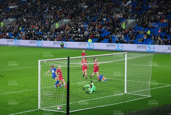 161122 - Cardiff City Women v Abergavenny Women - Cardiff City Women’s Rhianne Oakley scores a goal
