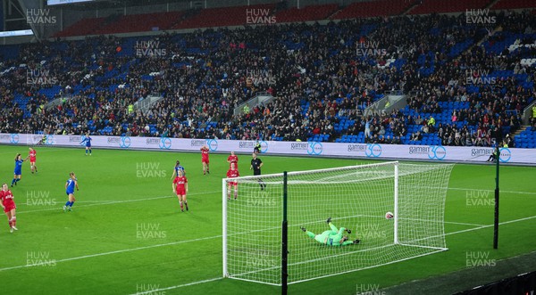 161122 - Cardiff City Women v Abergavenny Women - Cardiff City Women’s Pheobie Poole scores a goal