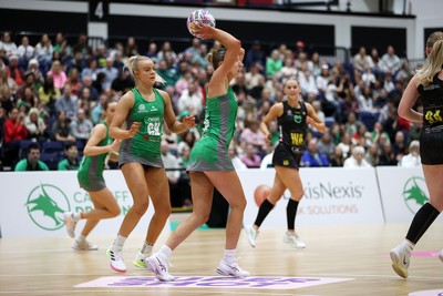 050425 - Cardiff Dragons v Manchester Thunder - Netball Super League - Jacqui Newton of Cardiff Dragons