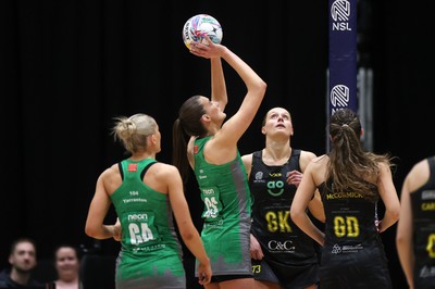 050425 - Cardiff Dragons v Manchester Thunder - Netball Super League - Georgia Rowe of Cardiff Dragons