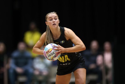 050425 - Cardiff Dragons v Manchester Thunder - Netball Super League - 