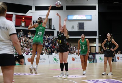 050425 - Cardiff Dragons v Manchester Thunder - Netball Super League - 