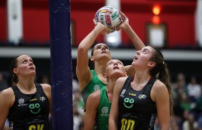 050425 - Cardiff Dragons v Manchester Thunder - Netball Super League - Georgia Rowe of Cardiff Dragons