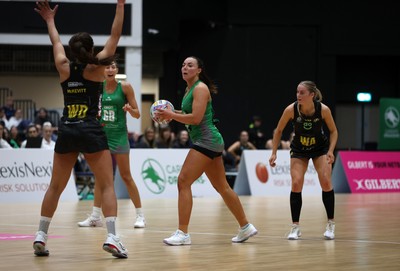 050425 - Cardiff Dragons v Manchester Thunder - Netball Super League - Elle McDonald of Cardiff Dragons