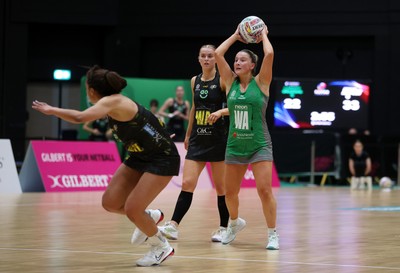 050425 - Cardiff Dragons v Manchester Thunder - Netball Super League - Bethan Dyke of Cardiff Dragons