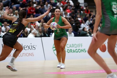 050425 - Cardiff Dragons v Manchester Thunder - Netball Super League - Elle McDonald of Cardiff Dragons