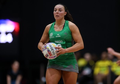 050425 - Cardiff Dragons v Manchester Thunder - Netball Super League - Elle McDonald of Cardiff Dragons