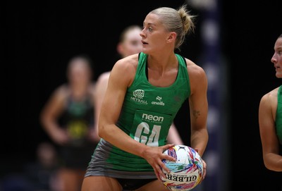 050425 - Cardiff Dragons v Manchester Thunder - Netball Super League - Phillipa Yarranton of Cardiff Dragons