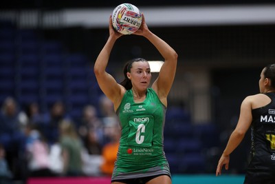 050425 - Cardiff Dragons v Manchester Thunder - Netball Super League - Elle McDonald of Cardiff Dragons