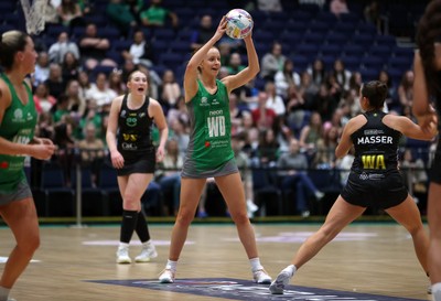 050425 - Cardiff Dragons v Manchester Thunder - Netball Super League - Victoria Booth of Cardiff Dragons