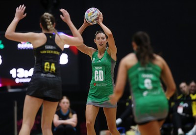 050425 - Cardiff Dragons v Manchester Thunder - Netball Super League - Jacqui Newton of Cardiff Dragons