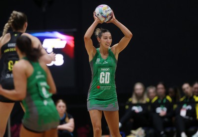 050425 - Cardiff Dragons v Manchester Thunder - Netball Super League - Jacqui Newton of Cardiff Dragons