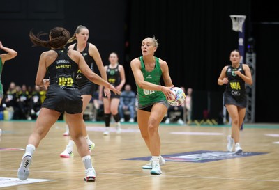 050425 - Cardiff Dragons v Manchester Thunder - Netball Super League - Phillipa Yarranton of Cardiff Dragons